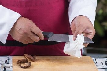 Küchenmesser richtig reinigen und pflegen für eine scharfe Klinge